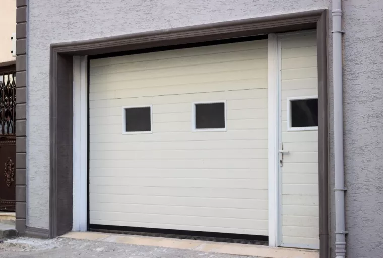 Faire appel à un menuisier pour installer une porte de garage en PVC chez un particulier, Ajaccio, Tecni Glace
